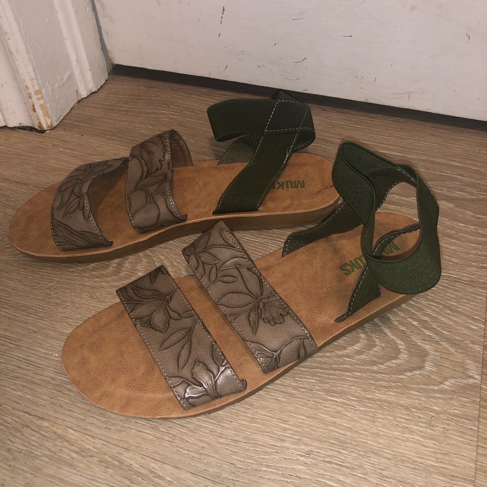 Muk Luks ladies summer sandals size 6